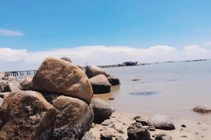 Batu Burung Beach, Singkawang Natural Beauty with Exotic Panorama and Unique Rocks