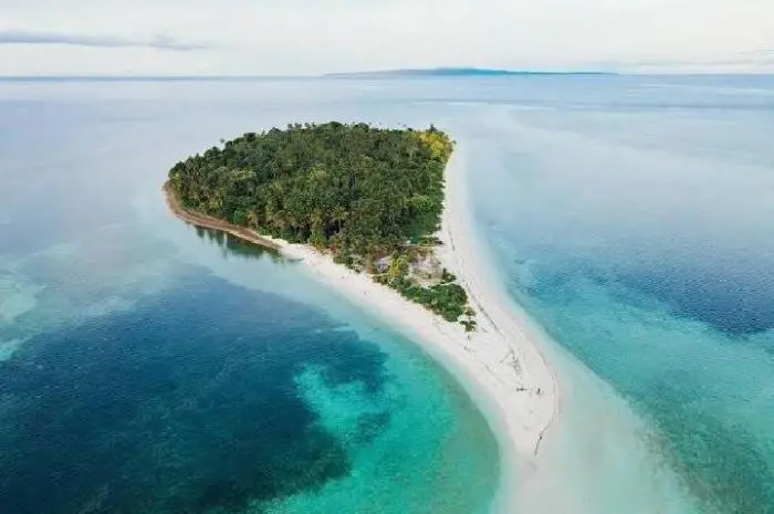 Dodola Island in Maluku A Hidden Paradise Offering Stunning Marine Beauty and White Sandy Beaches