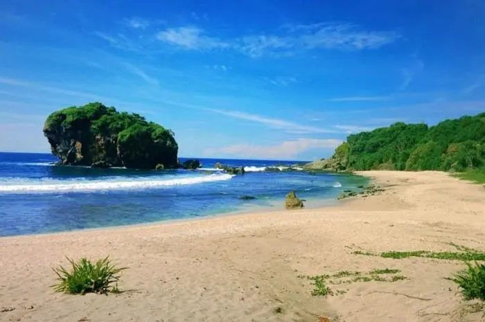 Jungwok Beach in Gunungkidul A Vacation Spot with Beautiful Beach Views and a Peaceful Atmosphere